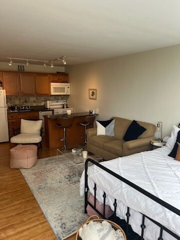 Foto del edificio - 2400 N Lakeview Ave