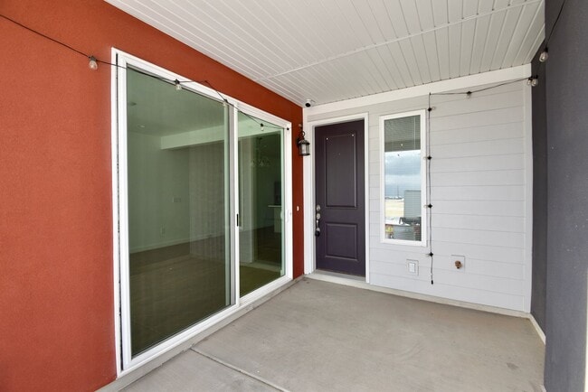 Building Photo - 3 Bed 2.5 Bath Townhome with Awesome View in Daybreak!