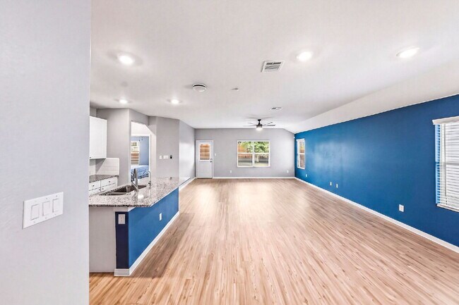 Foto del edificio - NO CARPET! Up to 1 Month Free Rent with 18-24 Month Lease! No Security Deposit Programs Available.