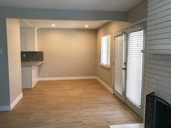 Puertas de la bahía del nivel inferior de la ruta 22 del 421 - 540 Monica Ln