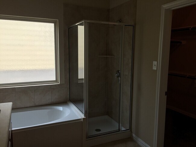 Building Photo - Beautiful 3 bedroom 2 story