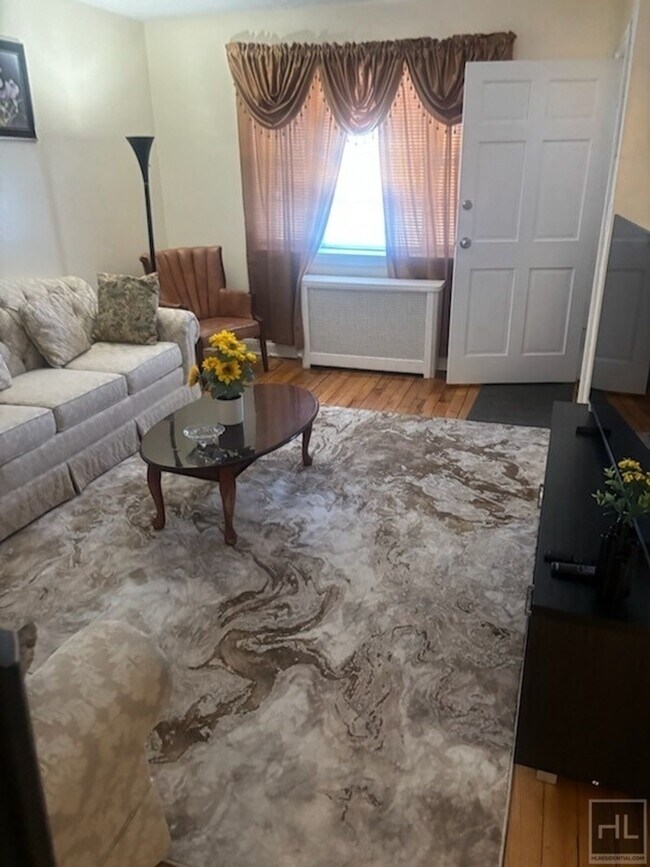 Foto del edificio - FRANCIS LEWIS BLVD