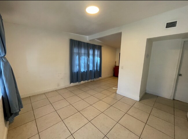 Foto del edificio - 2381 Rutland St