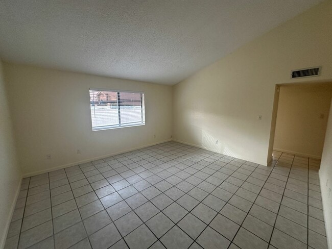 Foto del edificio - 784 W 37th St