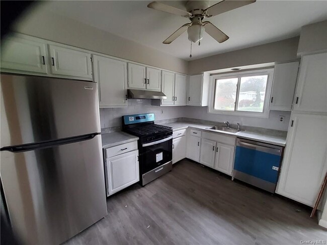 Building Photo - 3 Tanglewood Dr