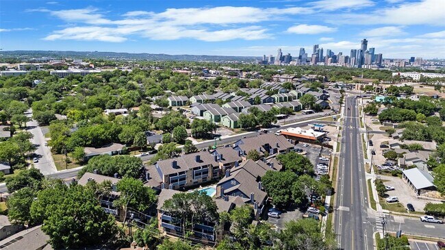 Foto del edificio - 2500 Burleson Rd