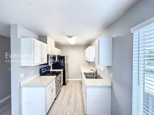 Foto del edificio - 12 Lakeshore Ct