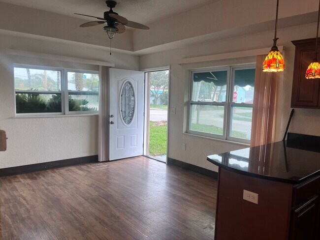 Foto del edificio - 7604 Orange Ave