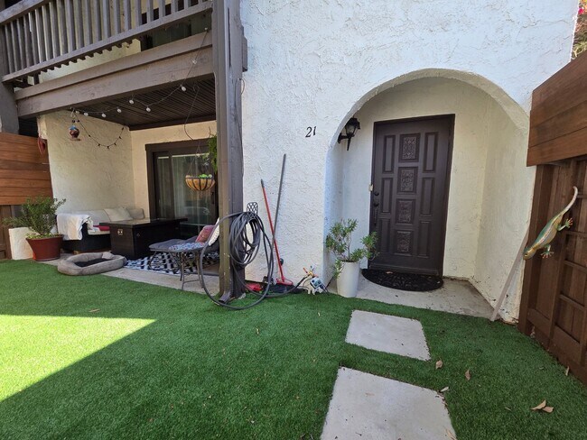 Foto del edificio - 2 Bedroom 2.5 Bath Town House in West Ventura