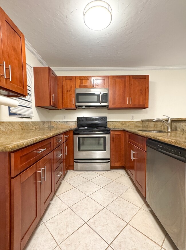 Building Photo - 15 Kulanihakoi St