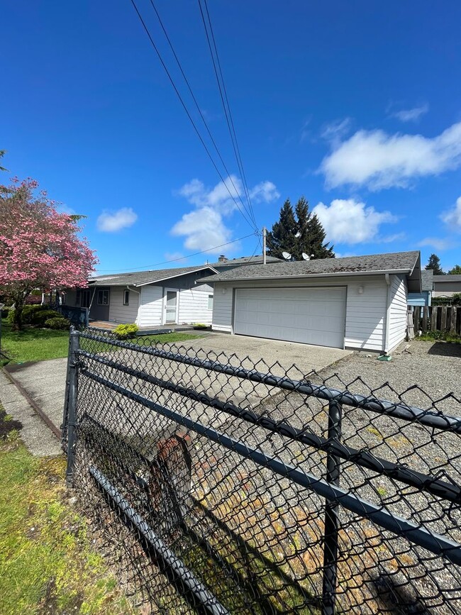 Building Photo - Lakewood 3 Bedroom 1 Bath Home