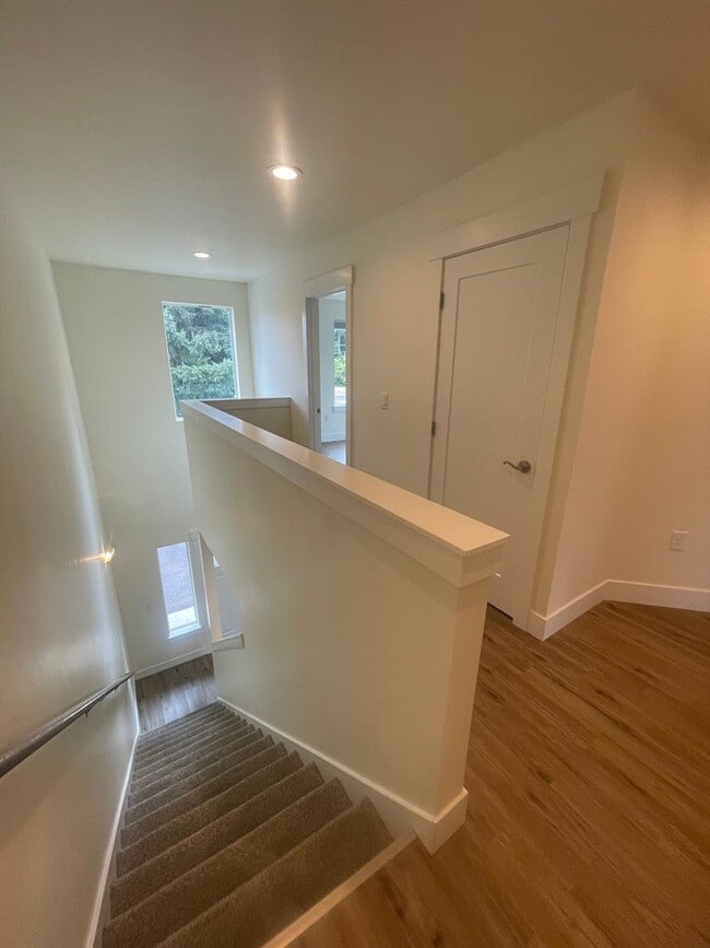 Building Photo - Stunning Modern Three Bedroom Duplex in Le...