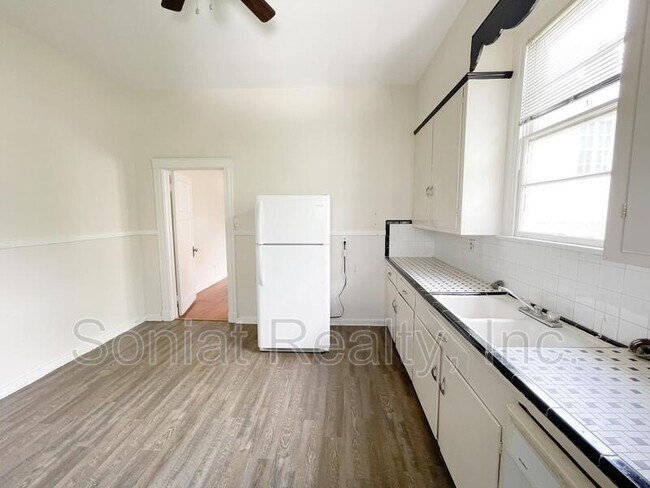 Building Photo - 3933 Prytania St