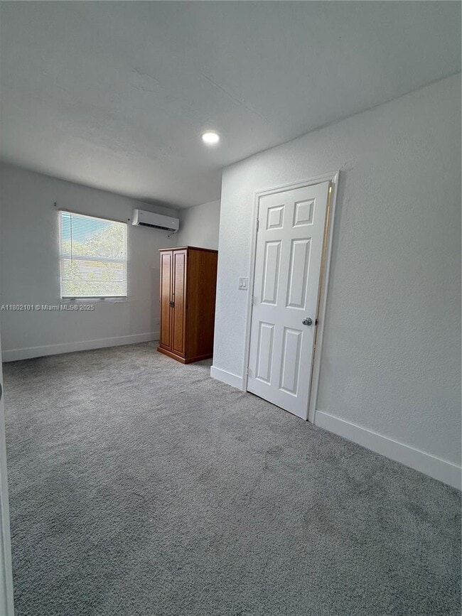 Foto del edificio - 2460 NW 61st St