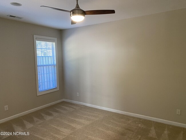 Building Photo - 536 Village Green Dr