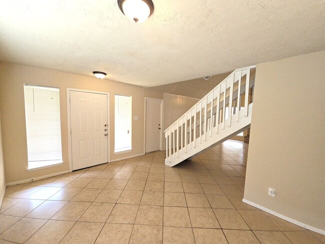Building Photo - 4718 Reynaldo Dr