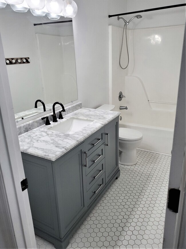 Baño del pasillo recién remodelado. - 1025 Wade Ave