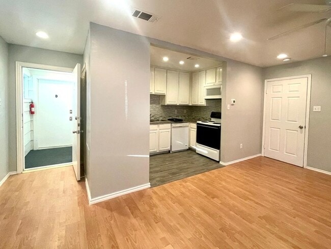 Photo - 307 E Mitchell St Apartment