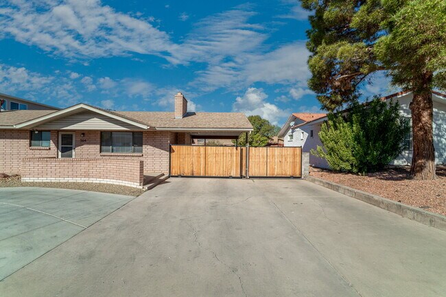 Foto del edificio - Looking for private, affordable, off campus living that is right across the street from Utah Tech...
