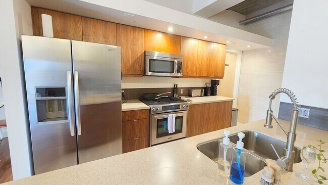 Foto del edificio - Incredible Top-Floor 1BR with Skyline View...