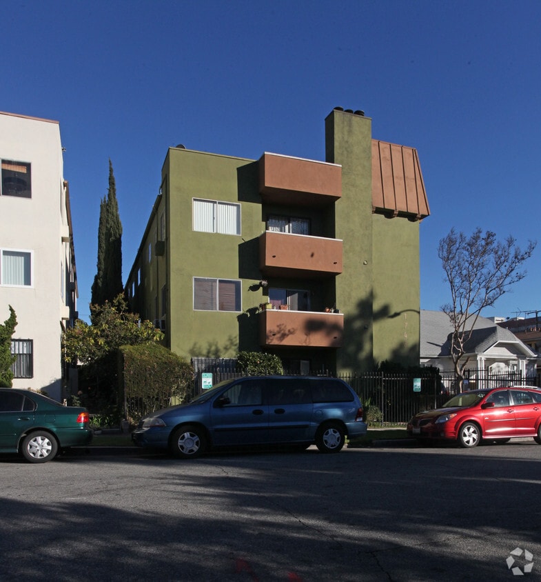 Building Photo - 1748 Kenmore Ave