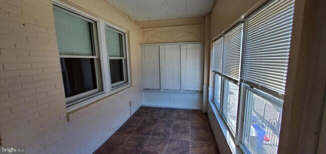 Building Photo - 4737 Oakmont St