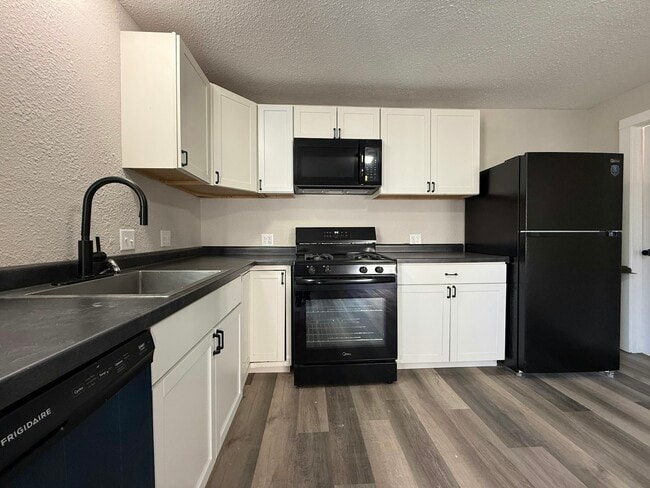 Building Photo - 815 3rd St