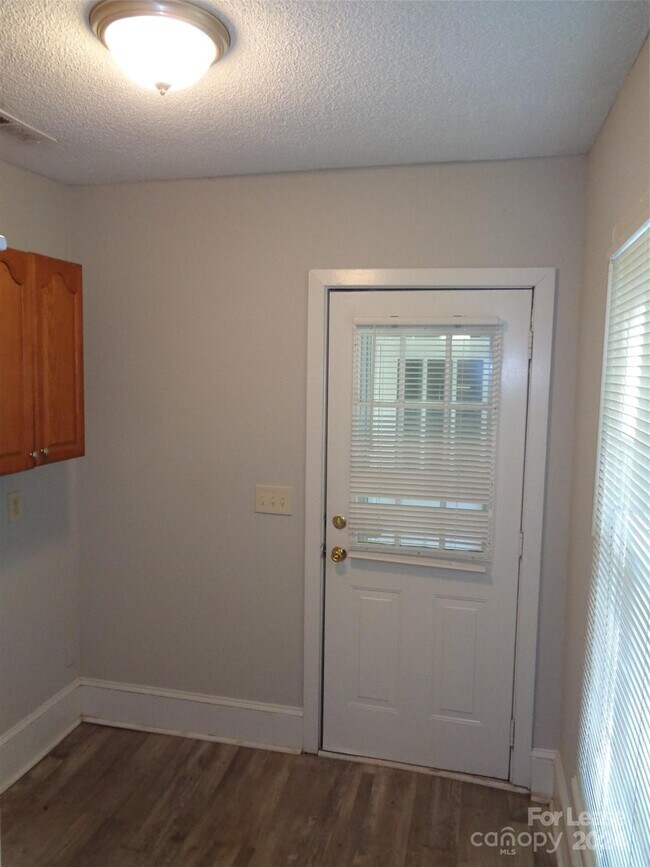 Foto del edificio - 4052 Hiddenbrook Dr