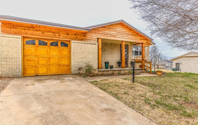 Building Photo - 3 Bed 1.5 Bath in Sand Springs!