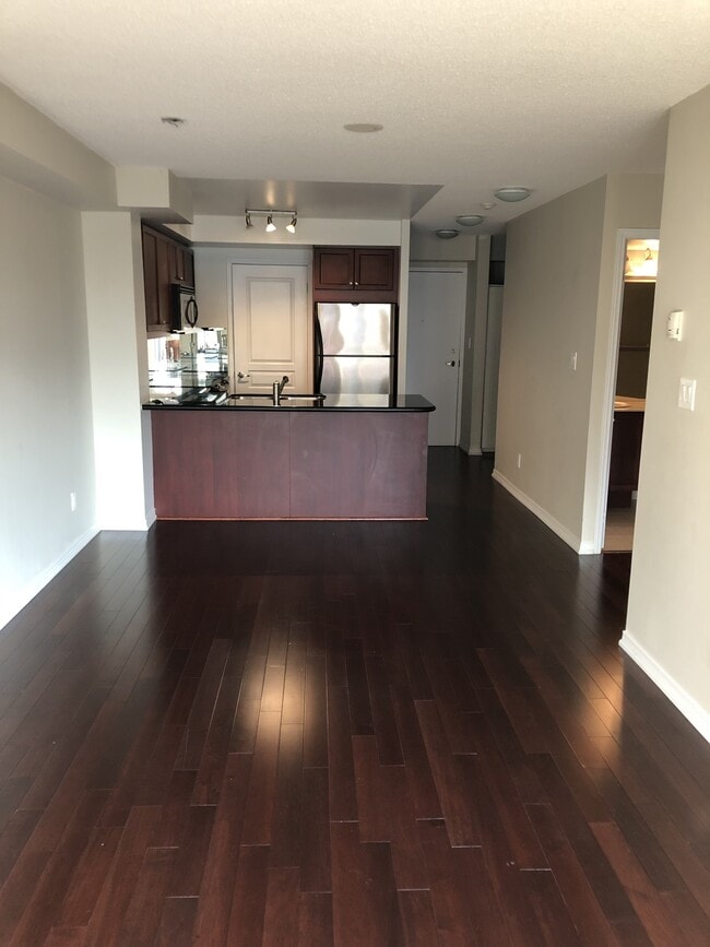 Building Photo - 308 Palmerston Av