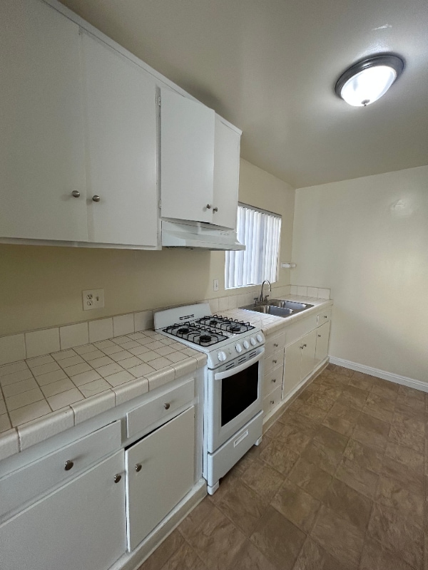 Building Photo - 409 N Los Robles Ave