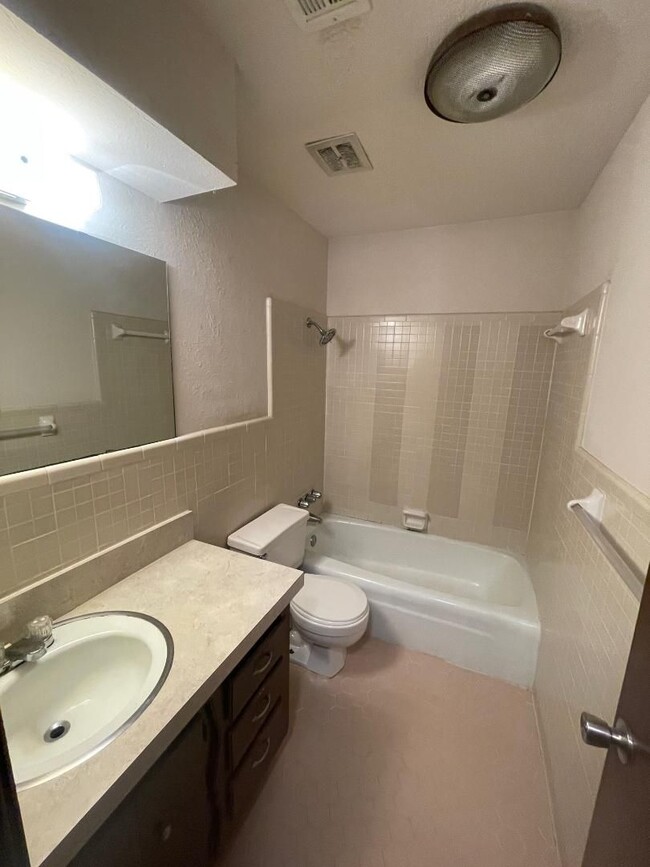 Building Photo - ADORABLE 2 BEDROOM 1 BATHROOM DUPLEX