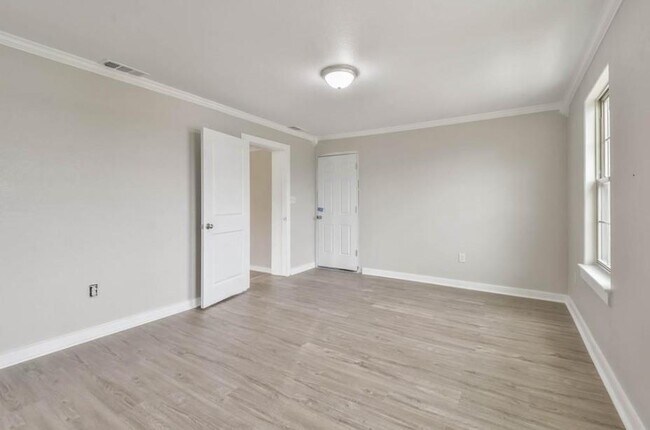 Foto del edificio - 329 E Washington Ave