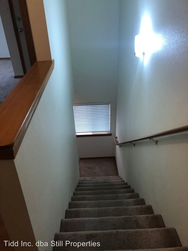 Building Photo - 414 Pear Ln