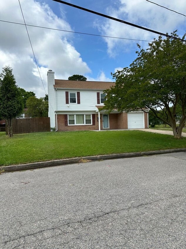 Primary Photo - Pembroke Manor-4 bedroom 2.5 bath Single f...