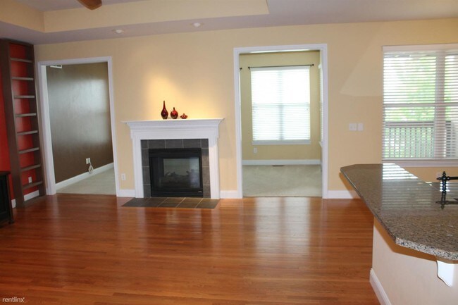 Building Photo - 3 br, 3 bath Condo - 2070  Chris  Court