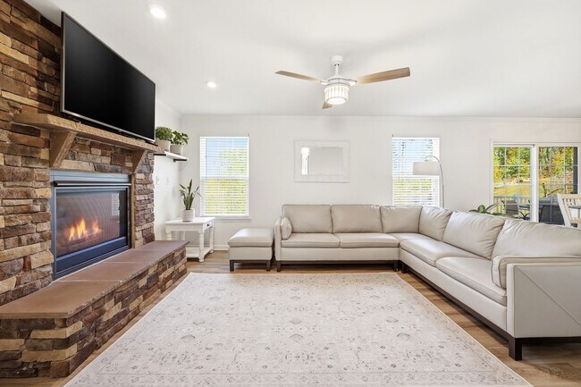 Foto del edificio - Modern Riverwood Retreat | Spacious 3BR Home in Prime Charlottesville Location