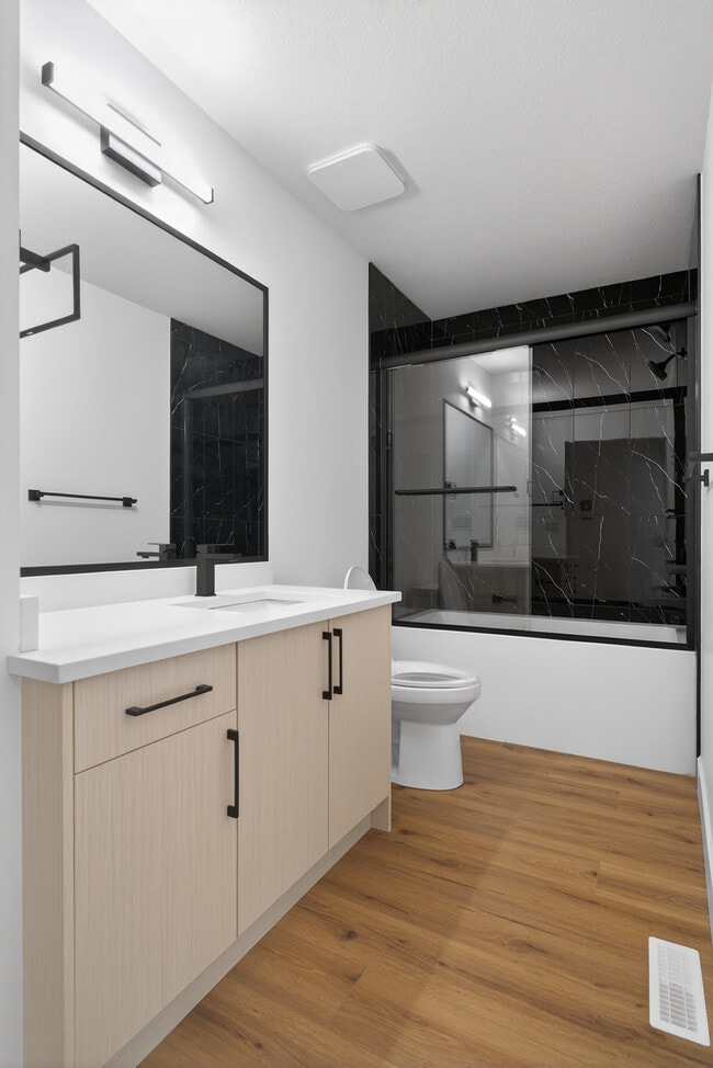 Photo du bâtiment - 9232-92385 85 St NW