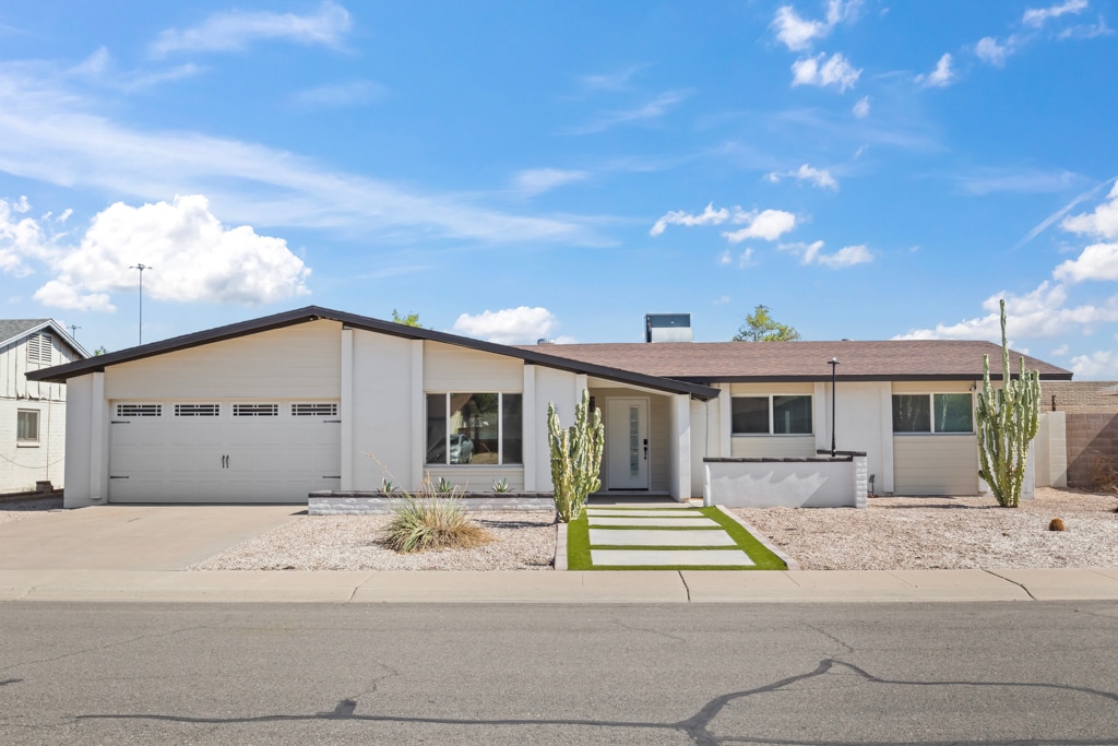 Foto principal - 2166 E Greenway Dr