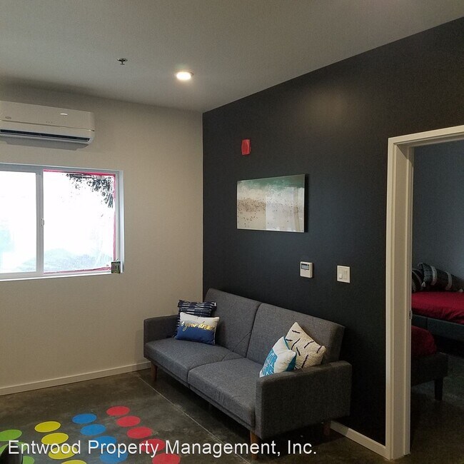 Foto del edificio - 3 br, 3 bath Room For Rent - 1033 W 5th St