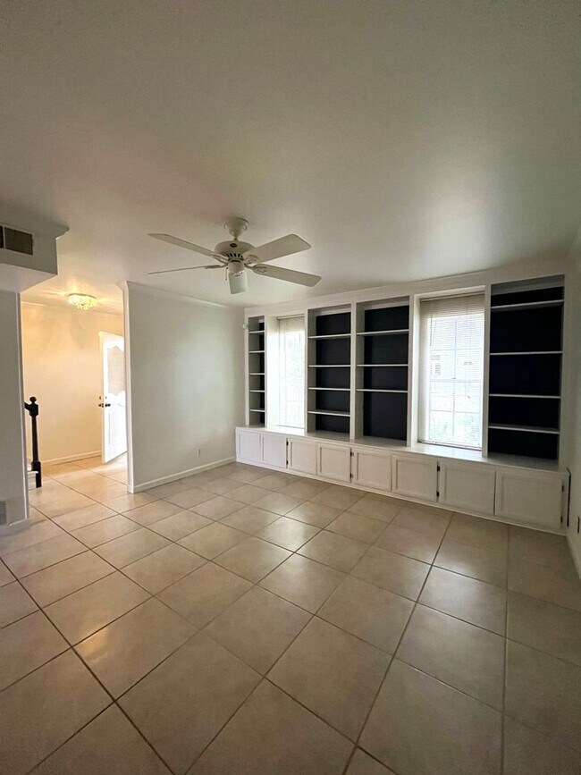 Foto del edificio - 636 Strings Dr