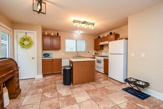 Building Photo - 10735 Cobblecreek Way