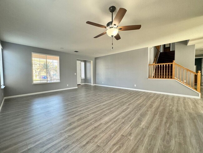Building Photo - Massive 4 Bedroom 3 full Bath Home with Hu...