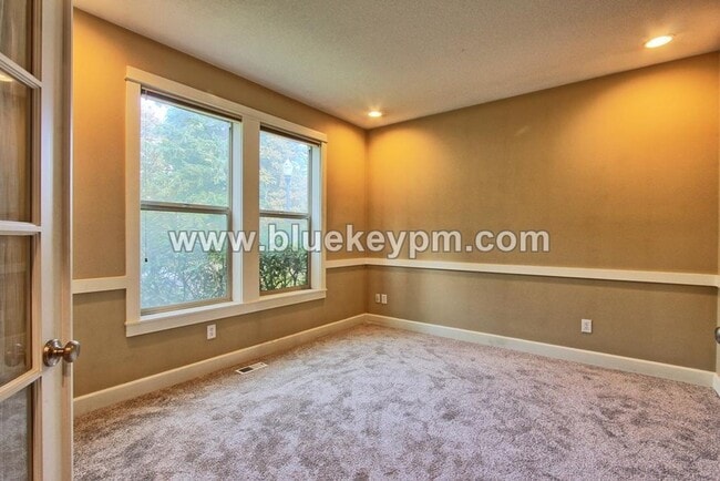 Building Photo - 964 W S Cir