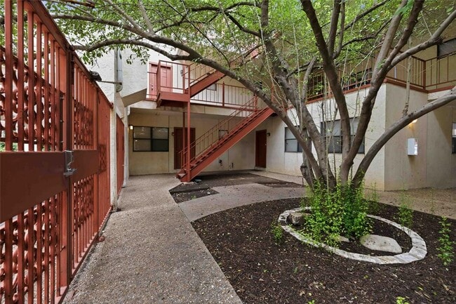 Building Photo - 706 W 22nd St