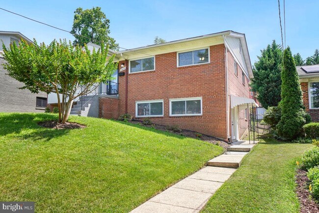 Foto del edificio - 1446 Roxanna Rd NW