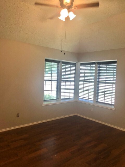 Building Photo - 1607 Bugle Run Dr