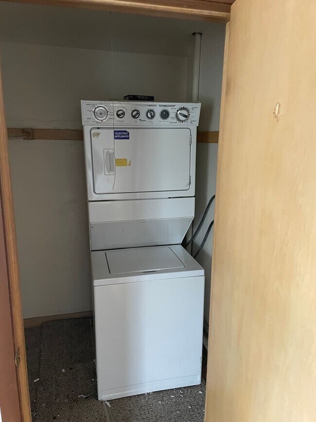 Foto del edificio - Newly Renovated 3-Bedroom Upper Flat Near ...