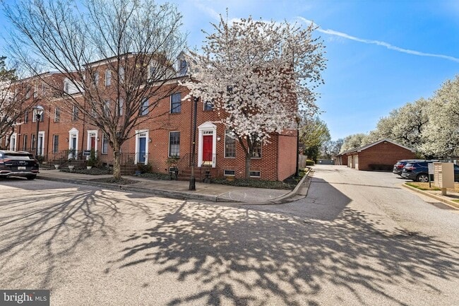 Photo - 211 W Hill St Townhome