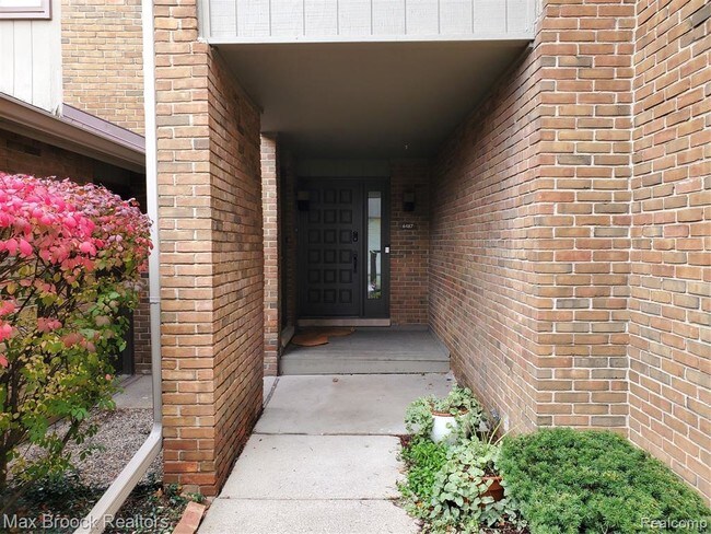 Building Photo - 6487 Maple Hills Dr